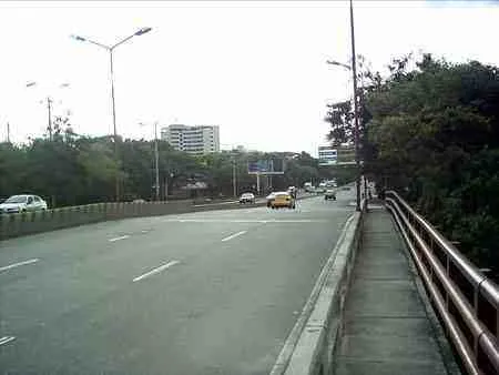 Andén peatonal de un puente
