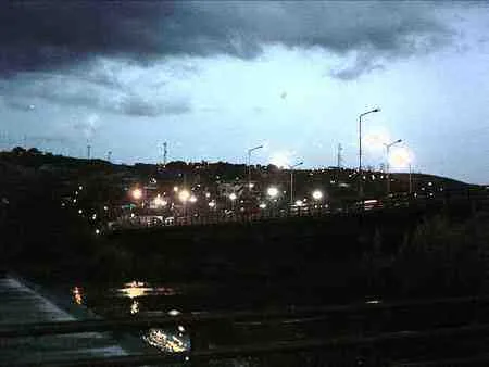 Puente iluminado al anochecer