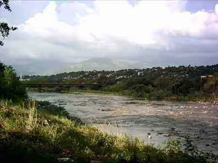El río Pamplonita con un puente al fondo