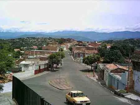 Calle en pendiente con una redoma pequeña