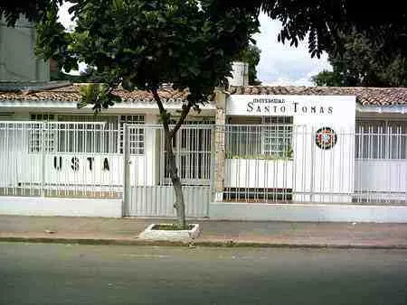 Universidad Santo Tomás Avenida 2a entre calles 18 y 19.