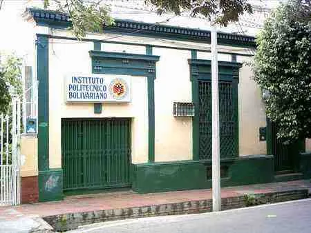 Instituto Politécnico Bolivariano. Calle 15 entre avenidas 4a y 5a.