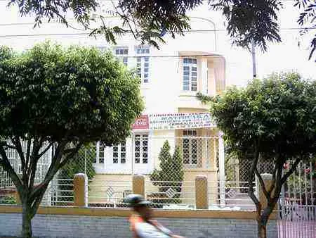 Centro colombo Británico. Calle 15 entre avenidas 4a y 5a.
