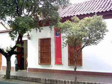 Sede universitaria en una casa colonial blanca