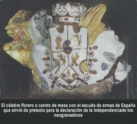 El florero de Llorente. El célebre florero con el escudo de armas de España que sirvió de pretexto para la declaración de independencia de los neogranadinos.