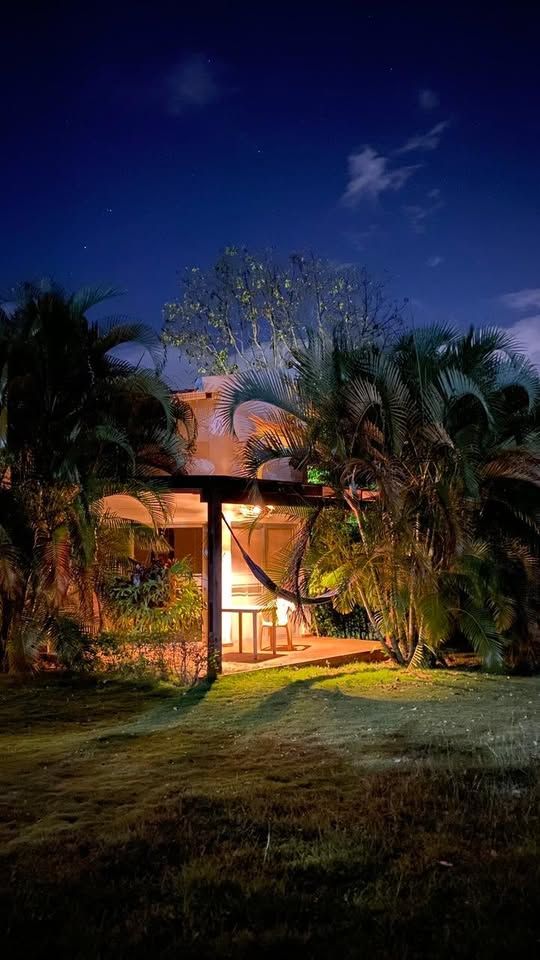 Fachada nocturna de casa campestre en venta en la Recta Corozal, Los Patios