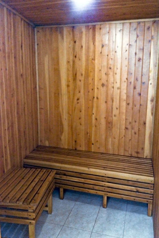 Sauna privado en madera dentro de la habitación principal