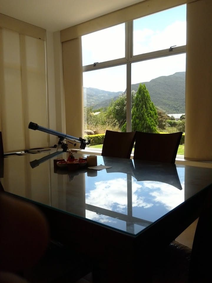 Vista a las montañas desde el comedor de la casa